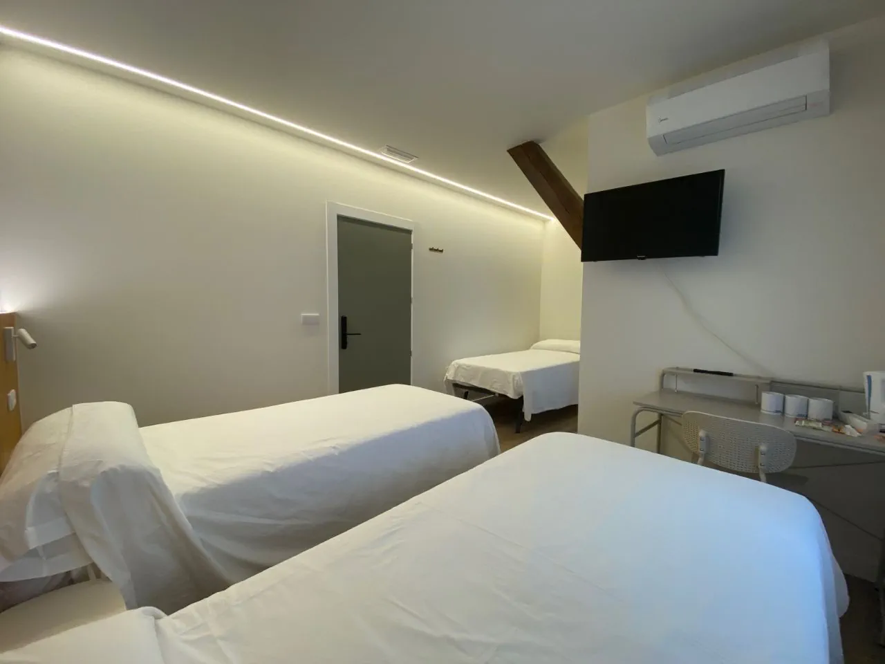 Habitación doble (2 camas) + supletoria con baño privado_santa clara