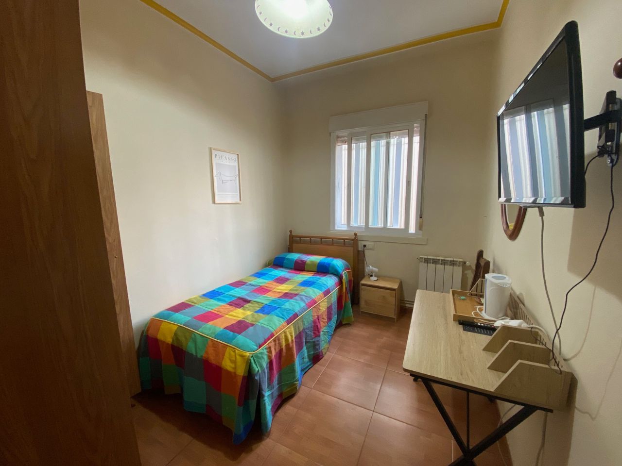 habitacion individual con baño compartido pension santa clara 102